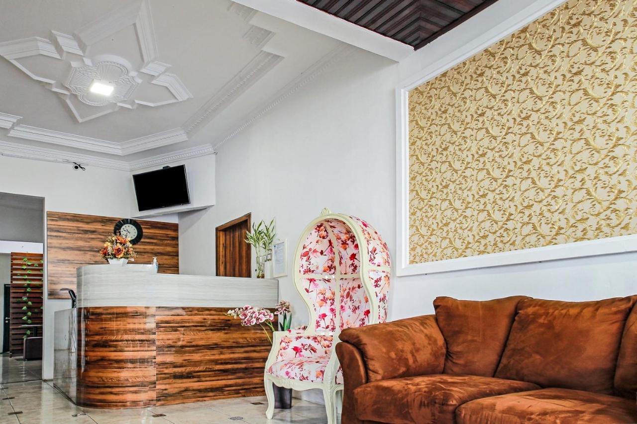 Oyo 90221 Makarim Guest House Syariah Pangkalanbuun Kültér fotó