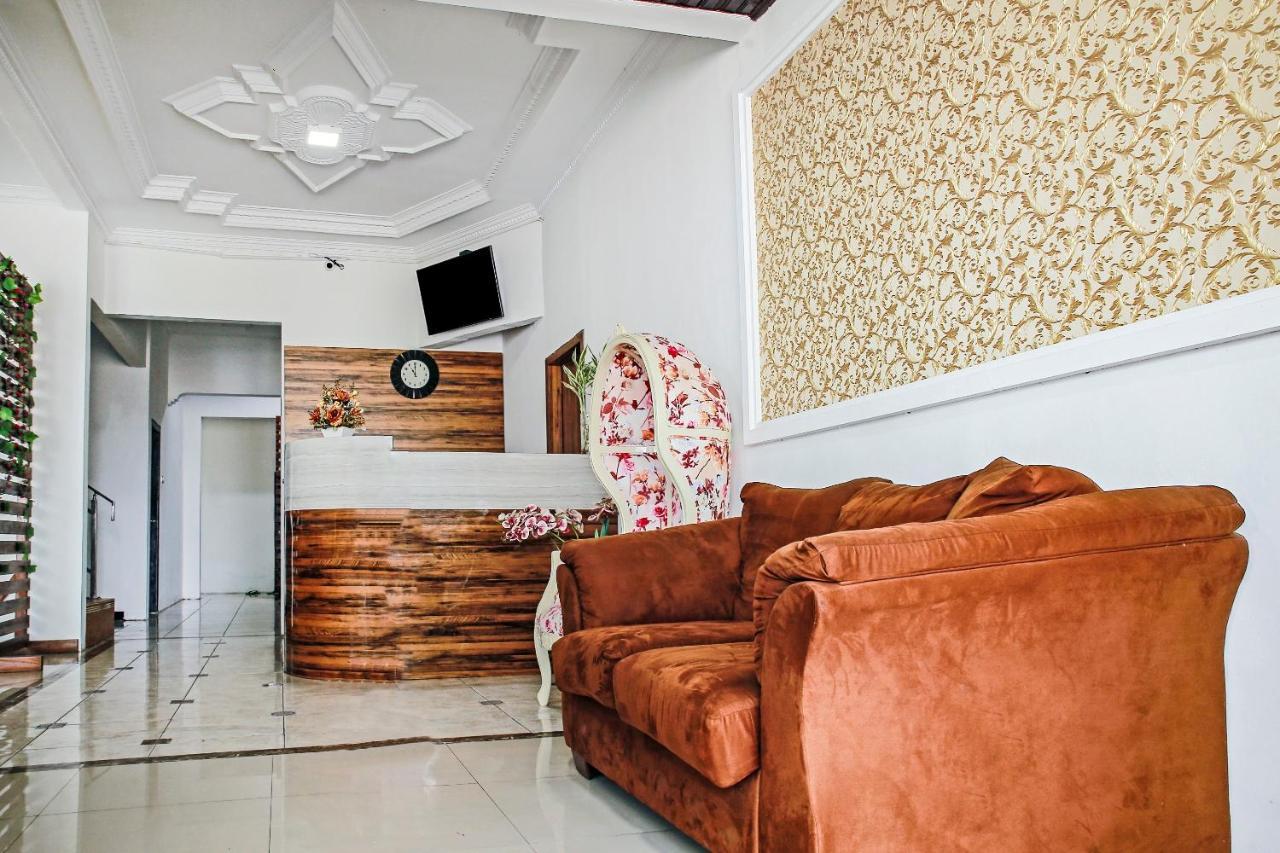 Oyo 90221 Makarim Guest House Syariah Pangkalanbuun Kültér fotó