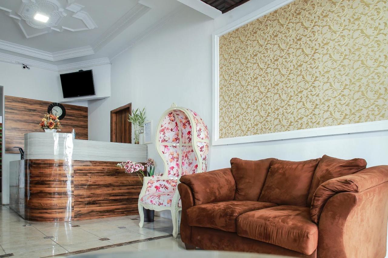 Oyo 90221 Makarim Guest House Syariah Pangkalanbuun Kültér fotó