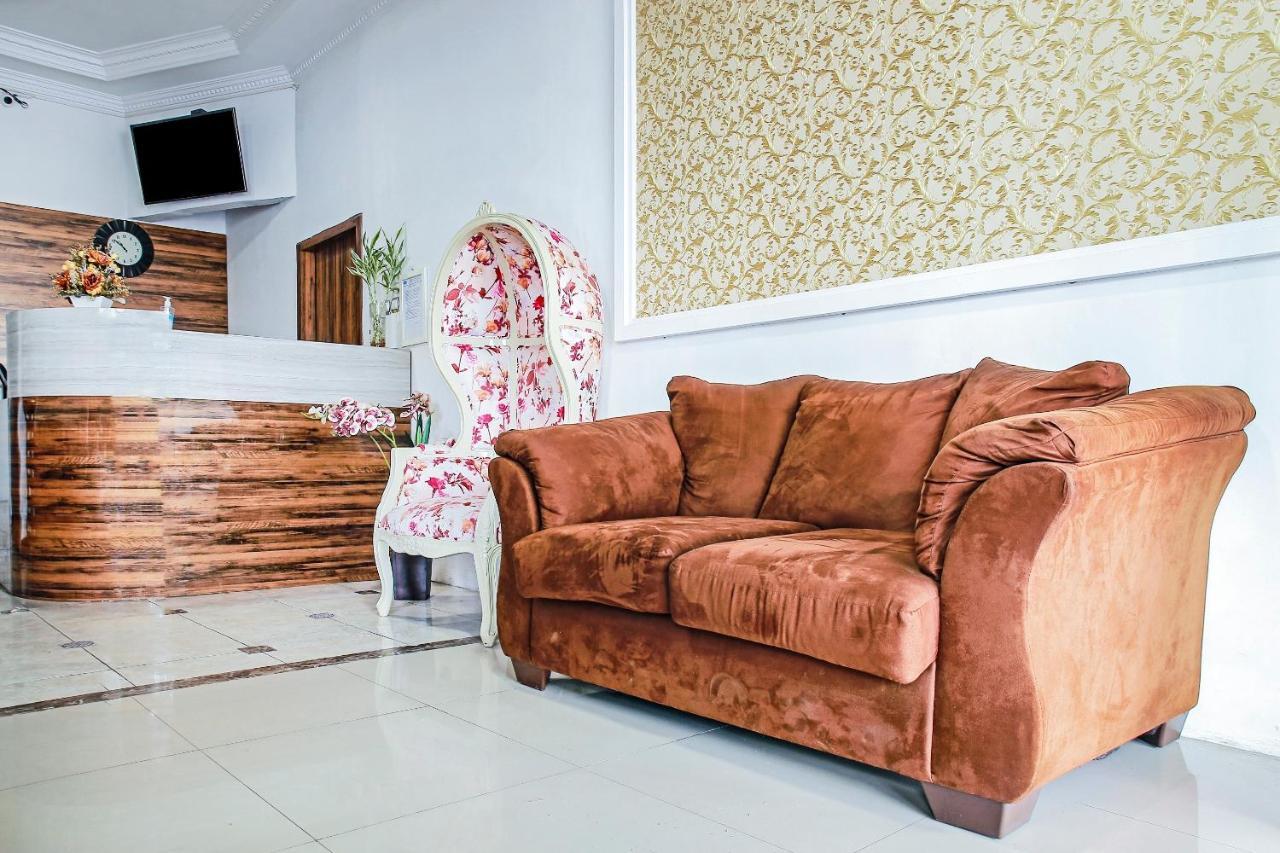 Oyo 90221 Makarim Guest House Syariah Pangkalanbuun Kültér fotó