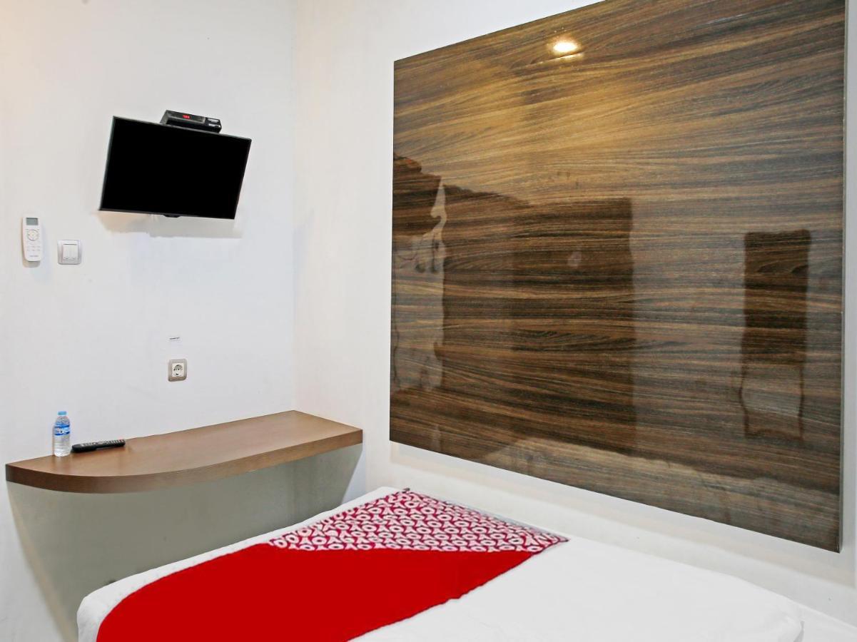 Oyo 90221 Makarim Guest House Syariah Pangkalanbuun Kültér fotó